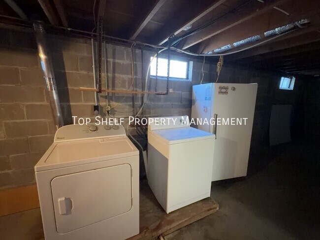 Building Photo - 2556 Grandview Ave