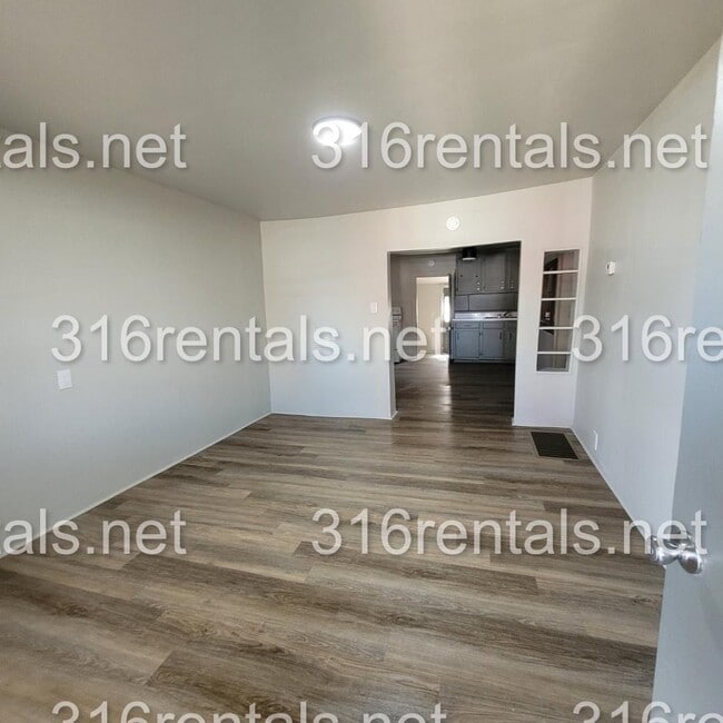 Building Photo - $875 - 2 bed 1 bath - Single Family Home