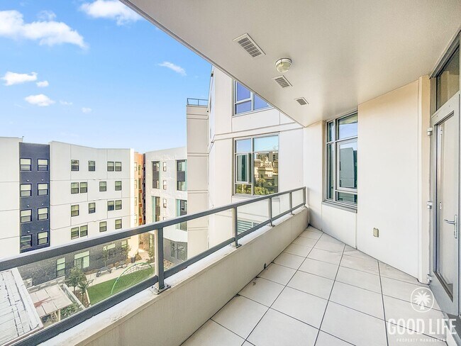 Building Photo - Stunning 2BD/2BA Condo in Downtown W/ W/D,...