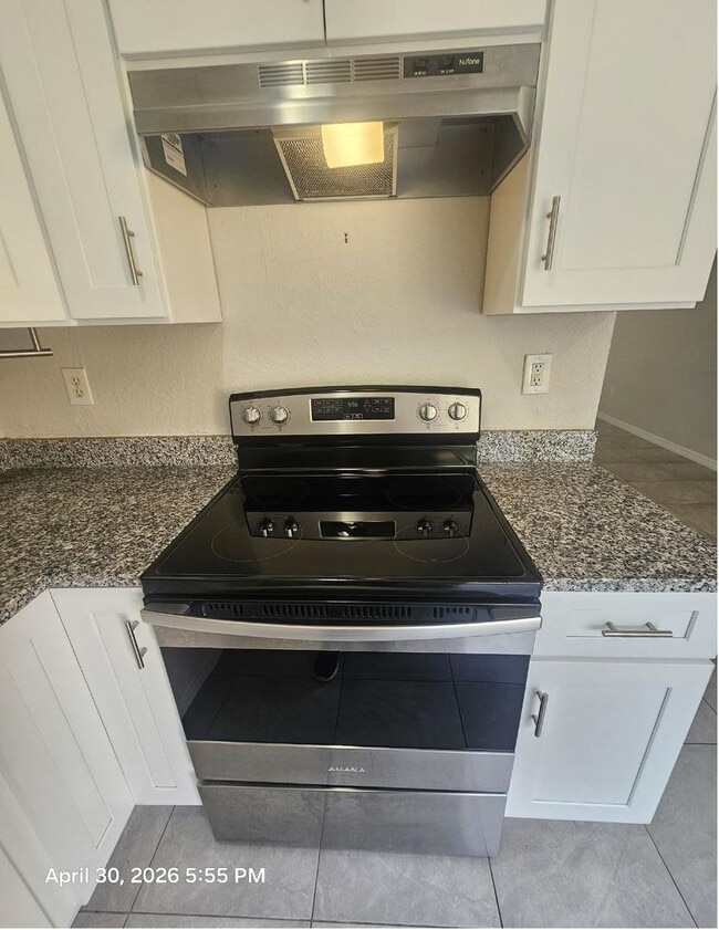 Building Photo - Beautiful and cozy 2/1 apartment available now!