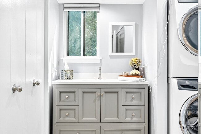 Building Photo - 401 Heritage Vlg