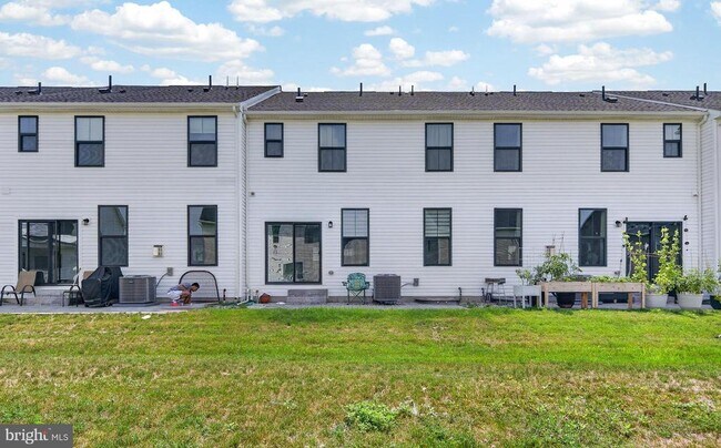 Building Photo - 1047 Watson Ct