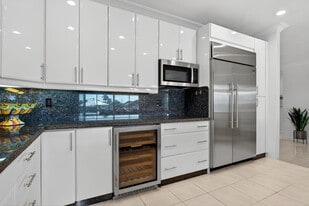 Building Photo - 513 S Riverside Dr