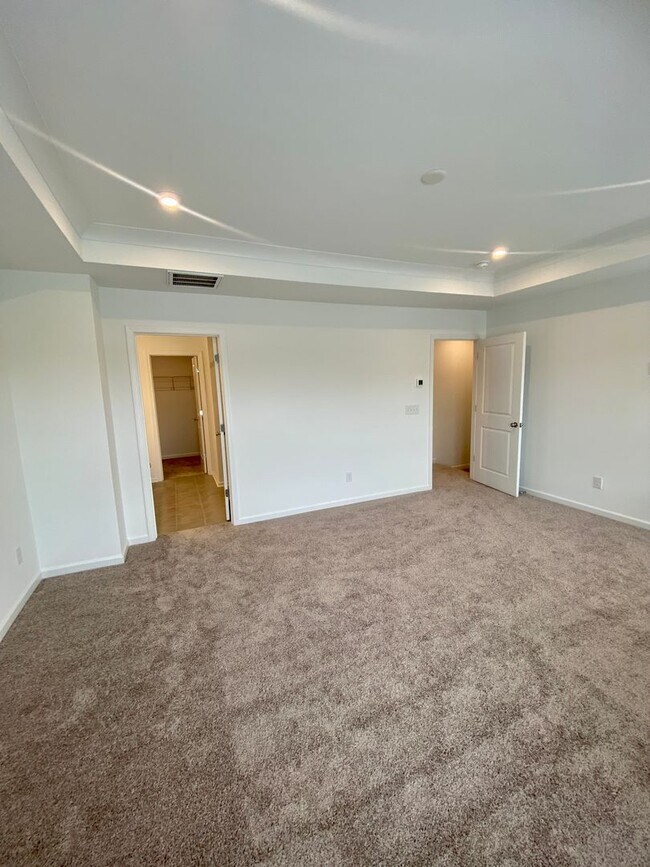 Building Photo - Well Maintained 3BR/2.5BA Townhouse in Pringle Townes; Available July 10