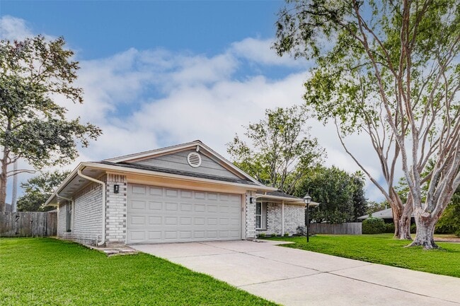 Building Photo - 2410 Clear Ridge Dr