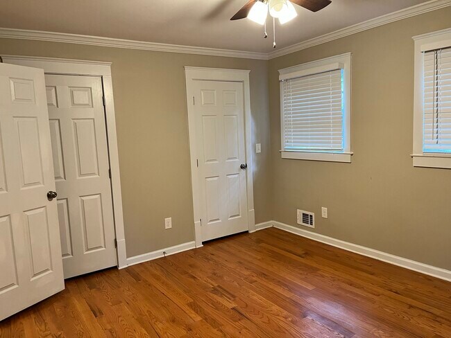 Building Photo - 3823 Kingswood Dr