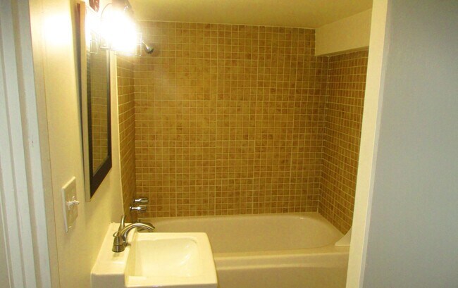 Building Photo - Khara, J - 1208 #B