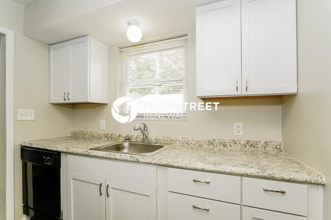 Building Photo - 4 Bedroom Pet-Friendly Home in INDIANAPOLI...