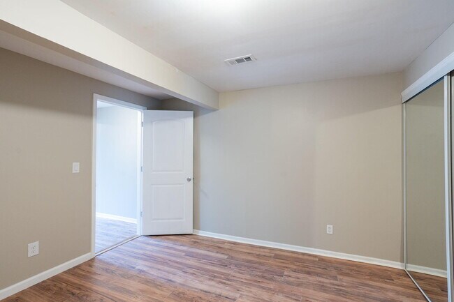 Building Photo - 2200 Bushnell Dr