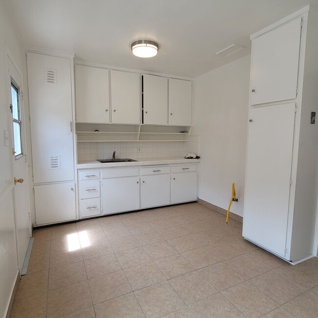 Building Photo - Nice ground floor 2 bdrm midtown Ventura Apt. $2400