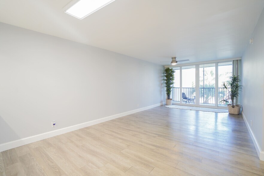 Building Photo - 7 Royal Palm Way