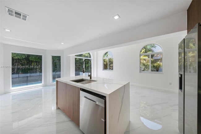 Building Photo - 242 Palm Ave