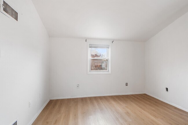 Building Photo - 689 2nd St