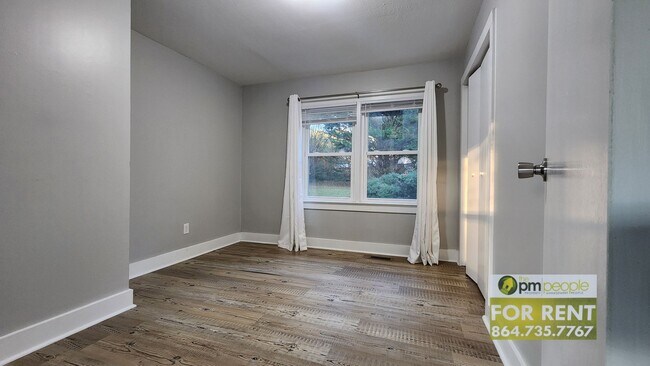 Building Photo - Remodeled 3/2 ready for new tenants.