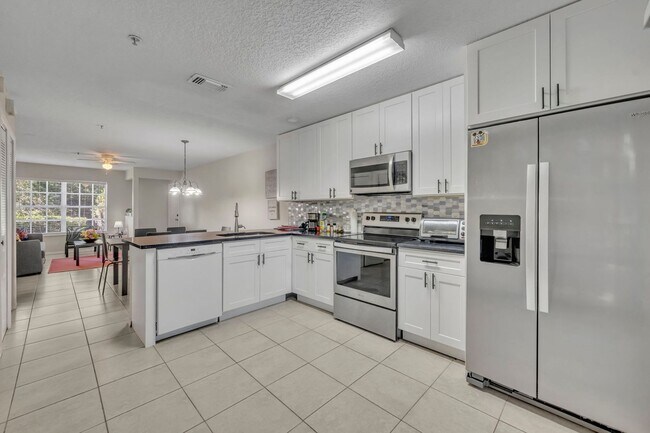 Building Photo - UCF Condo Utilities included