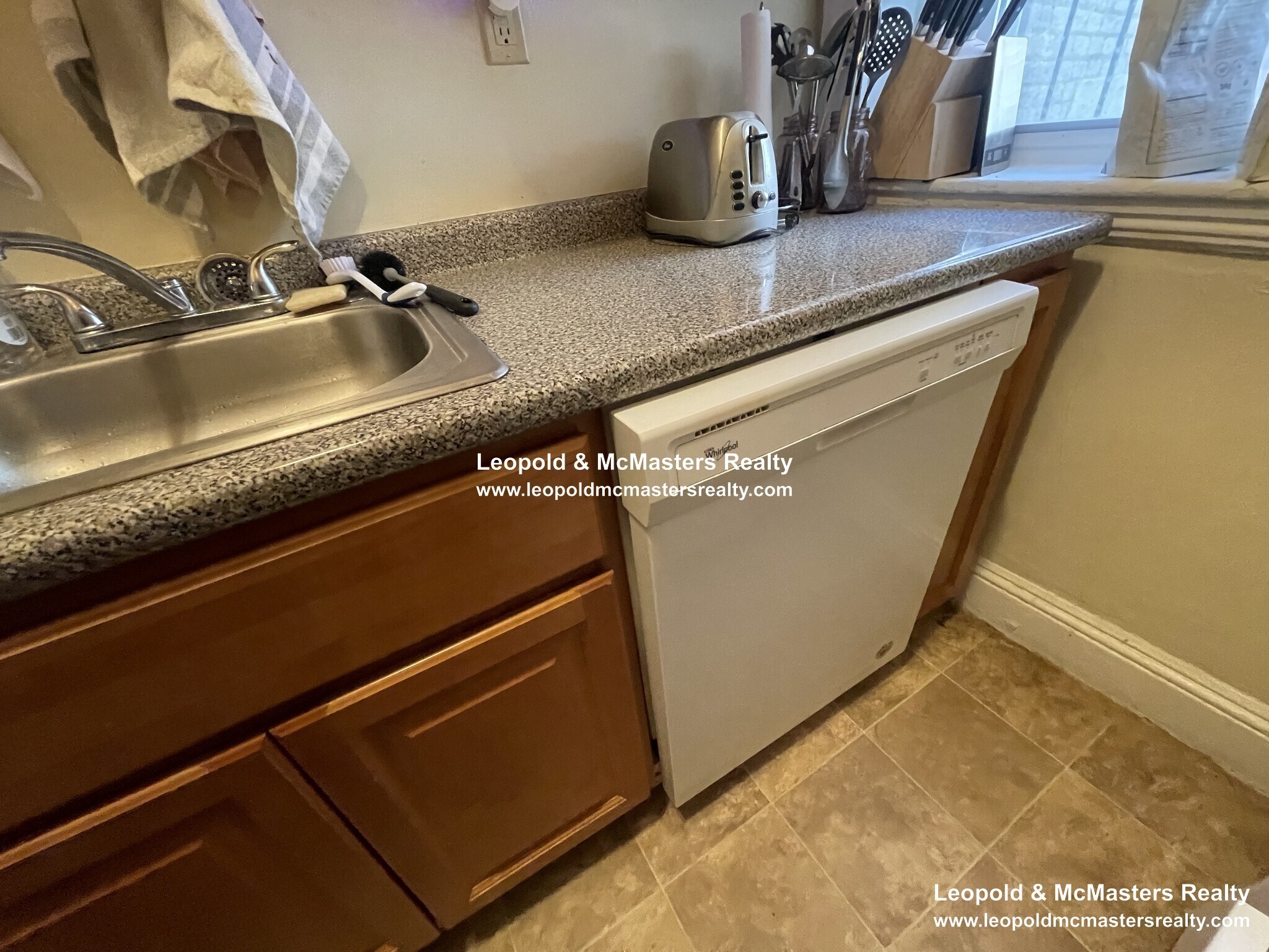 Building Photo - 33 Woodstock Ave