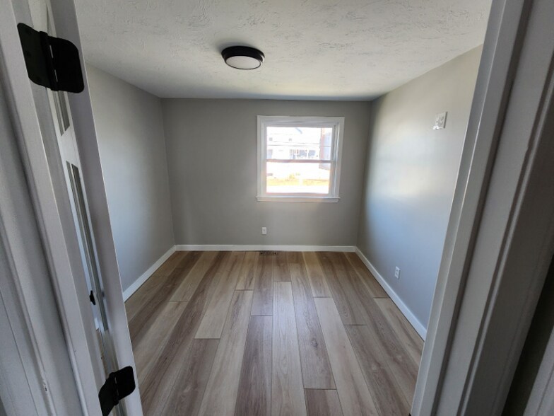 Building Photo - 275 North End Blvd