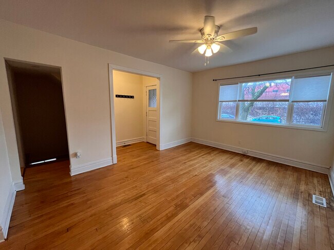 Building Photo - 5419 N Ravenswood Ave