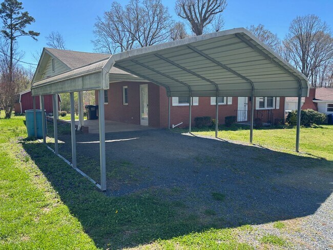 Building Photo - 3 bed, 1 bath brick home located in Asheboro
