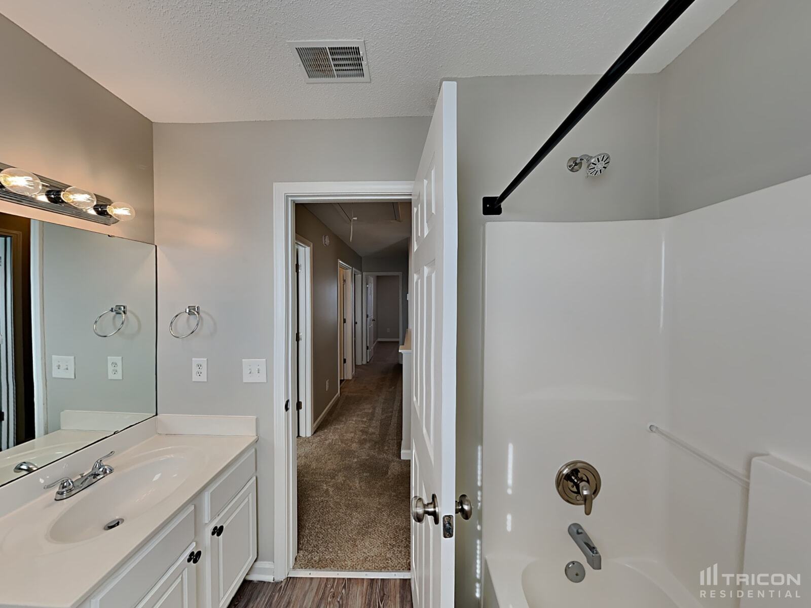 Building Photo - 204 Fox Grove Cir