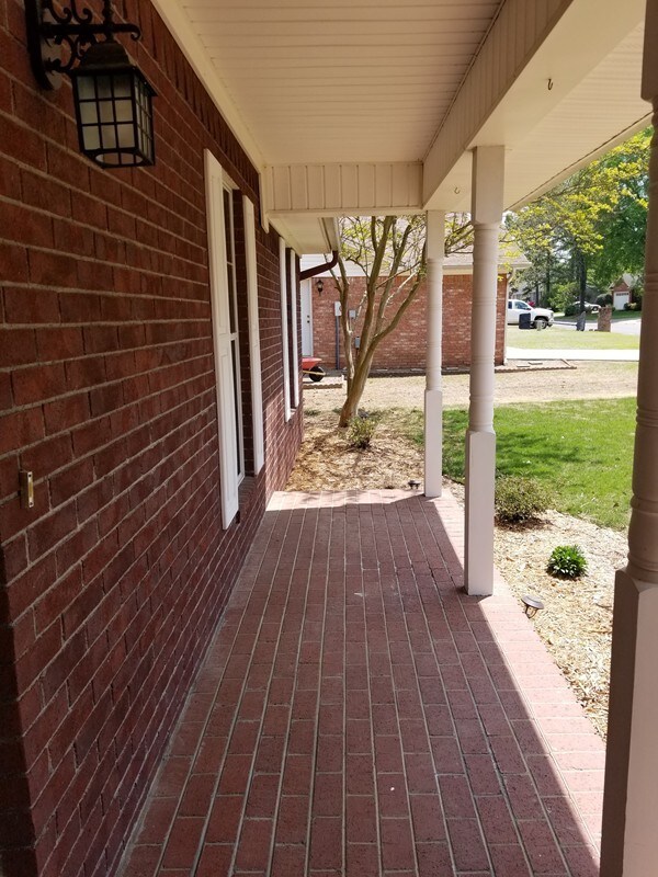 Building Photo - 2000 Ridgewood Dr