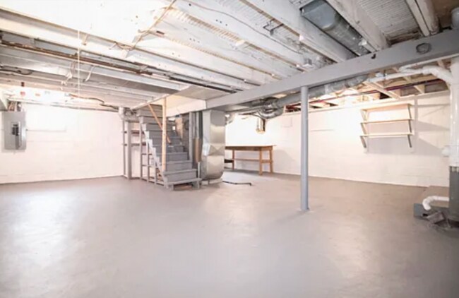 Building Photo - 233 W Poinsetta Ave