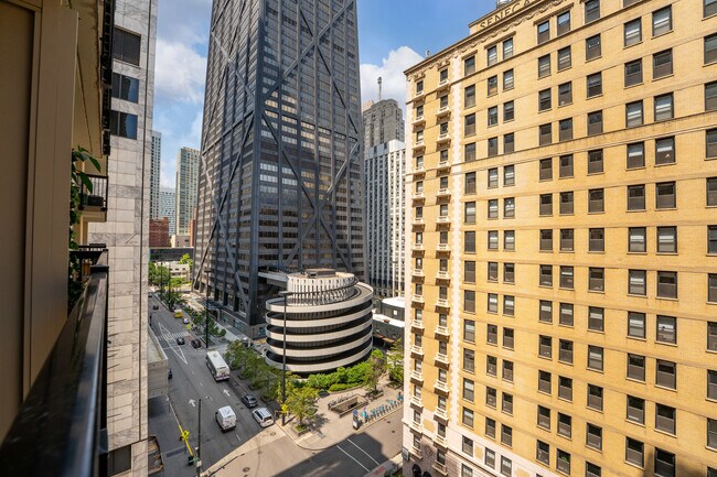 Building Photo - 201 E Chestnut St