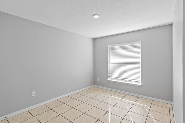 Building Photo - 3/2 Duplex near Sleepy Hollow Sports Complex in Leesburg