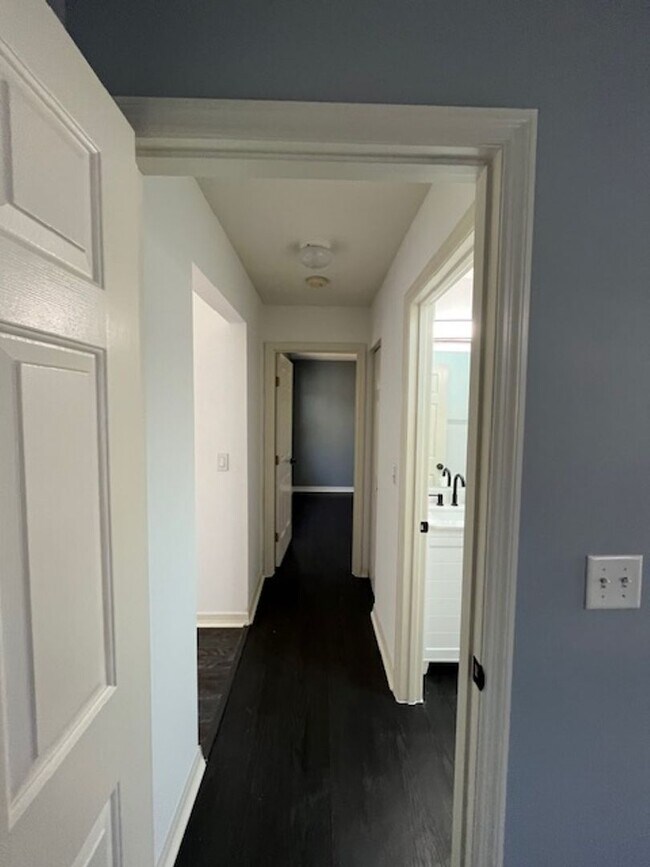 Building Photo - Beautiful and completely Renovated 3/2 fen...