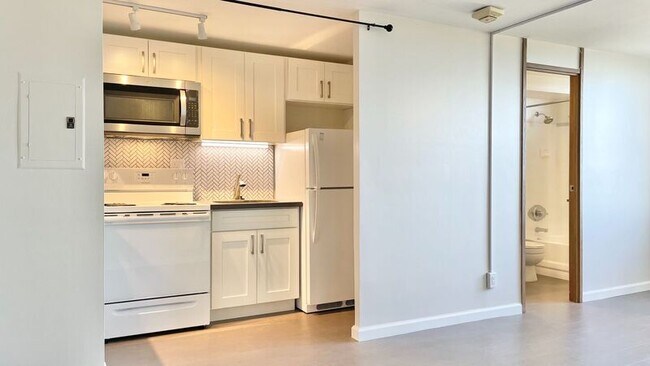Building Photo - 1060 Kamehameha Hwy