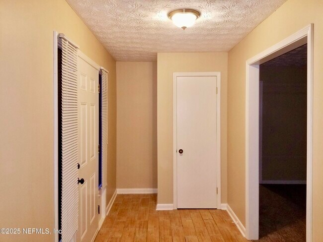 Building Photo - 2758 Oakdale Dr W