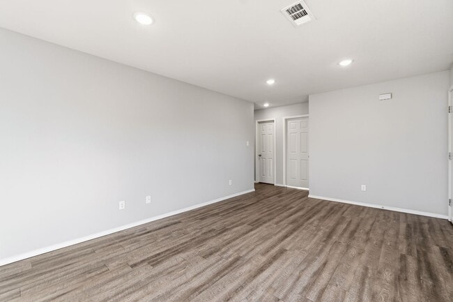 Building Photo - 2009 Knoxville St