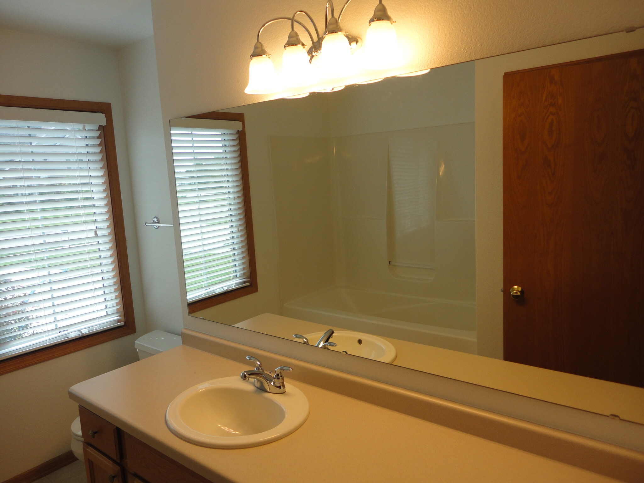 Building Photo - 338 Ponderosa Dr