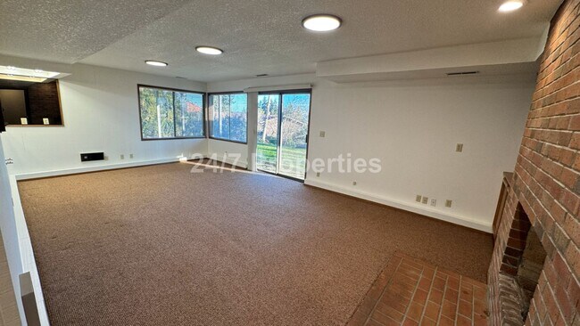 Building Photo - 3 BD I 3.5 BA Home - Separate Living Areas