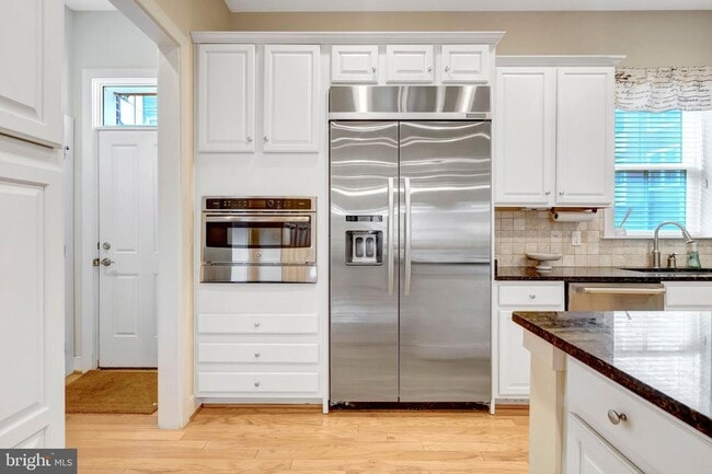 Building Photo - 711 McKenzie Ave