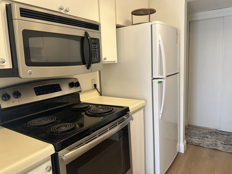 Building Photo - 320 N Civic Dr