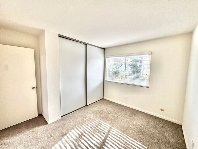 Building Photo - Mid-Century Townhome in Fashion/Mission Valley WEST! 3bd/2ba, garage, laundry, VIEW!