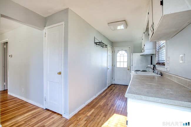 Building Photo - 124 Mayflower St