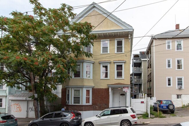 Building Photo - 212 Boylston St