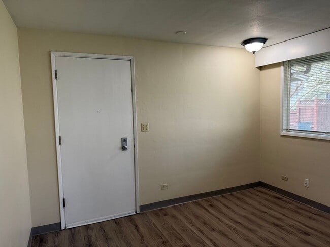 Building Photo - Updated 2 bedroom 1 bath duplex in Eugene!