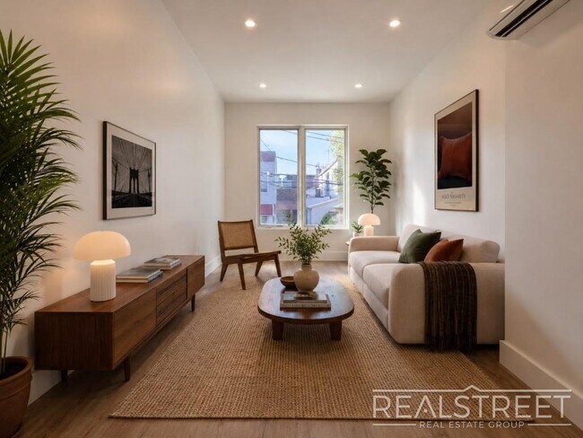 Building Photo - Luxury Apartment with Modern Finishes & Private Balcony