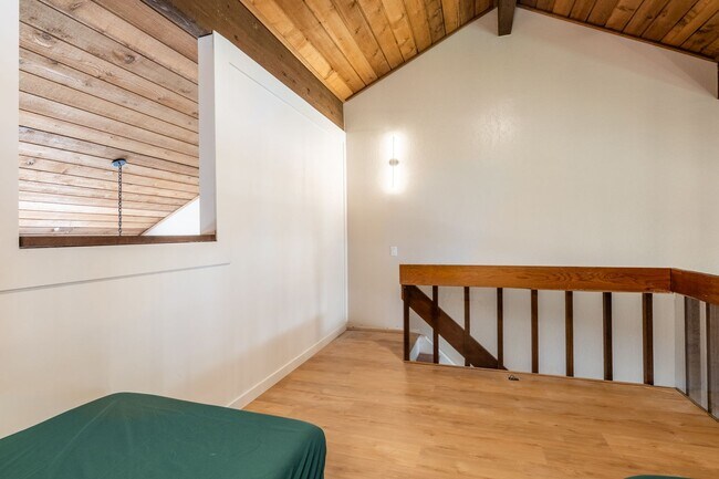 Building Photo - Spacious Snowcreek III Condo – Winter Rental