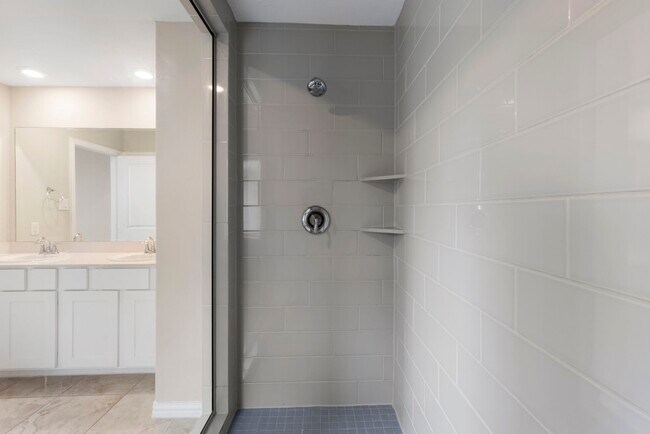 Building Photo - 5021 Lehman Oaks Dr
