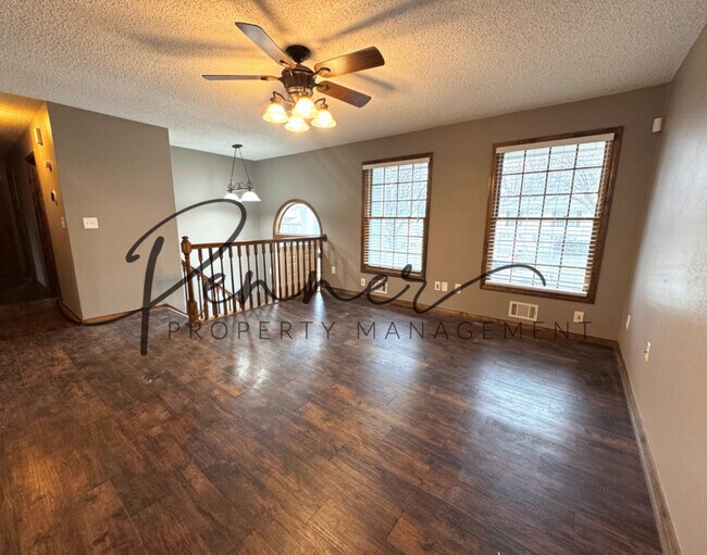 Building Photo - 302 SE Brentwood Dr