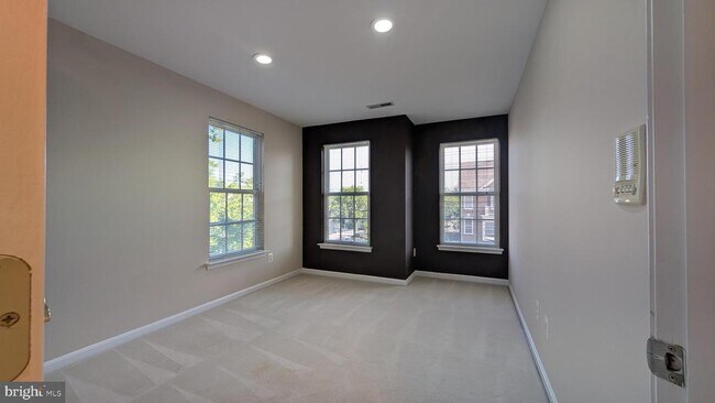 Building Photo - 42681 Rolling Rock Square