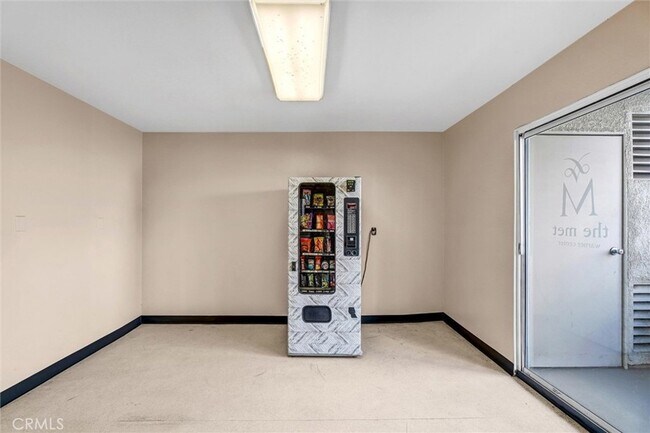 Building Photo - 5535 Canoga Ave