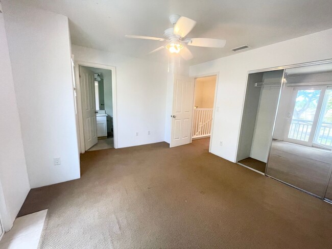 Building Photo - 3 BD/ 3 BA Townhome W/ Solar- Available no...