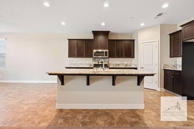 Building Photo - Beautiful Newly 3 Bedroom 2 Bath Home in Madera