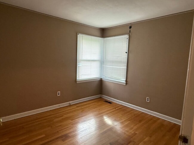 Building Photo - 3bed / 2 bath house near Race Track!