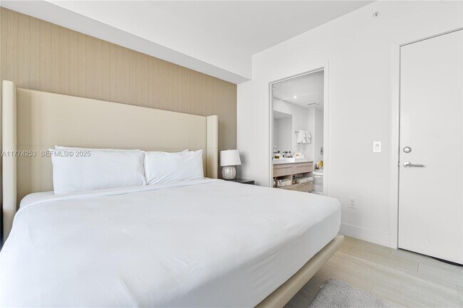 Building Photo - 4010 S Ocean Dr